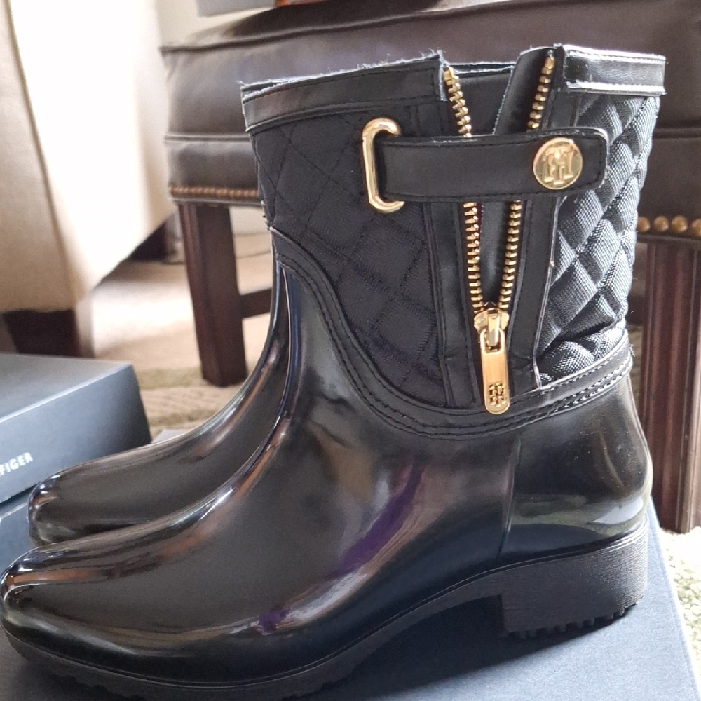 Tommy Hilfiger Black/Gold Francie  Quilted Rain Boots 8M
